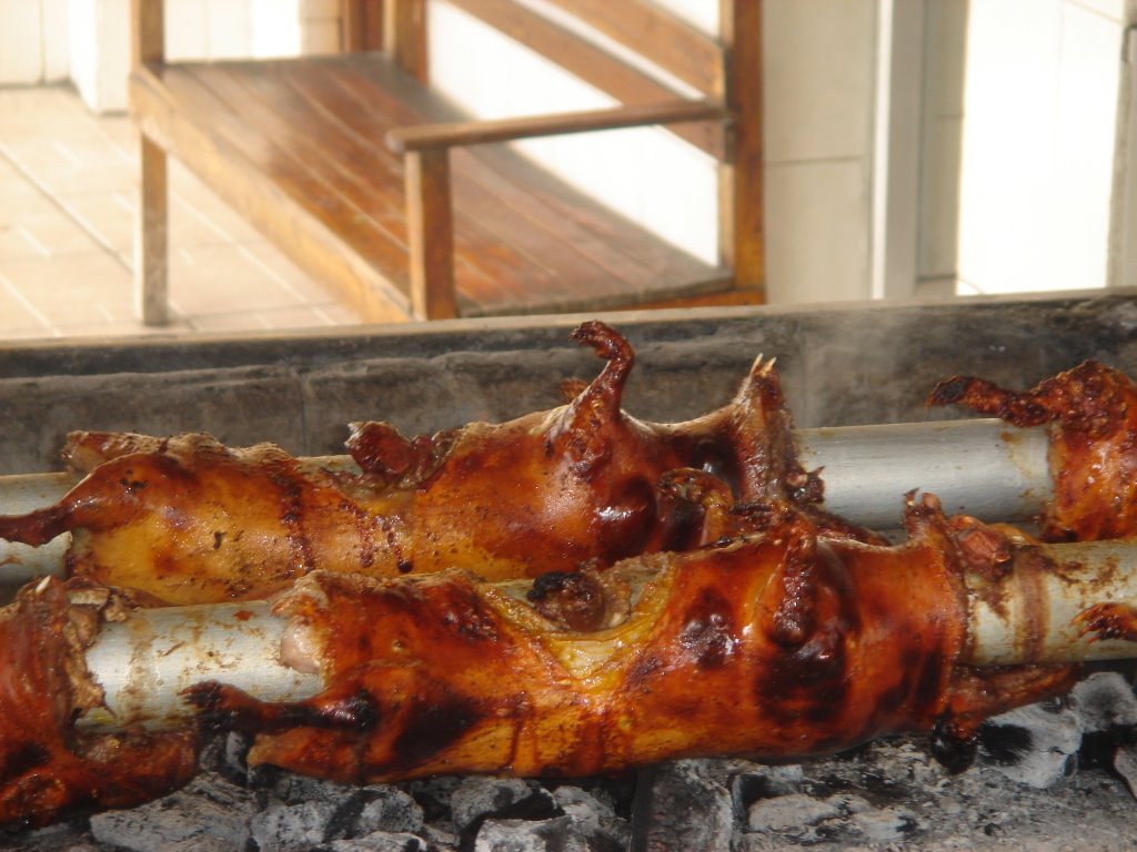 Cuy asado servido con papas, plato ceremonial andino