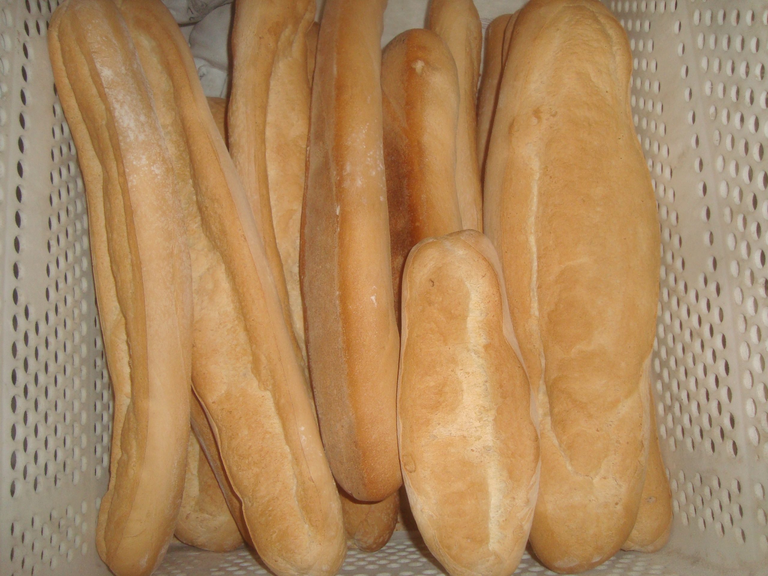 Pan artesanal horneado en horno de leña